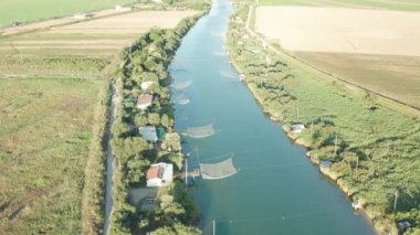 Nehirdeki balıkçı kulübelerinin havadan görüntüsü, Lido di Dante, Fiumi Uniti, Ravenna Comacchio Vadisi yakınlarında..