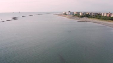Adriyatik kıyı şeridinin hava manzarası. Lido Adriano kasabası, Adriyatik kıyısı, Emilia Romagna, İtalya.