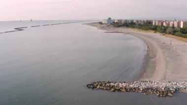 Adriyatik kıyı şeridinin hava manzarası. Lido Adriano kasabası, Adriyatik kıyısı, Emilia Romagna, İtalya.
