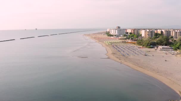 Luftaufnahme Des Sandstrandes Mit Sonnenschirmen Und Pavillons Sommerferienkonzept Stadt Lido — Stockvideo