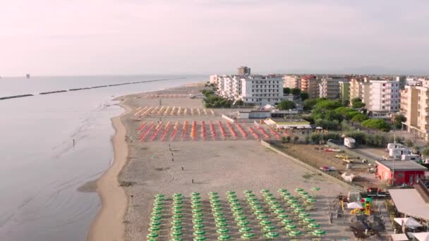 Luftaufnahme Des Sandstrandes Mit Sonnenschirmen Und Pavillons Sommerferienkonzept Stadt Lido — Stockvideo