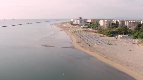 Αεροφωτογραφία Της Αμμώδους Παραλίας Ομπρέλες Και Κιόσκιο Καλοκαιρινές Διακοπές Lido — Αρχείο Βίντεο