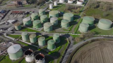 Petrol depolarının çelik manzarası, petrol üretimleri için depolama ve işleme hizmetleri. Milan İtalya.