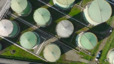Petrol depolarının çelik manzarası, petrol üretimleri için depolama ve işleme hizmetleri. Milan İtalya.