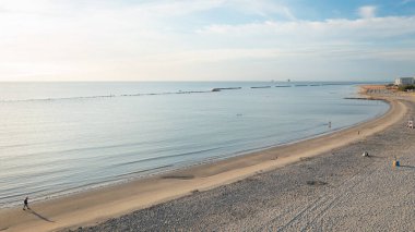Kumlu kumsalın hava görüntüsü, tipik Adriyatik kıyısı. Lido Adriano kasabası, Adriyatik kıyısı, Emilia Romagna, İtalya.