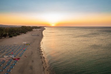 Gündoğumunda Adriyatik denizi ve kumlu sahil manzarası, arka planda deniz manzarası, Simeri Mare, Calabria, Güney İtalya