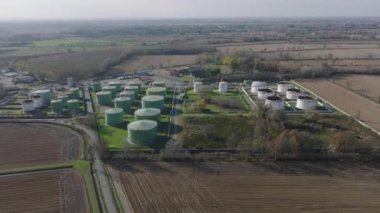 Petrol ürünleri için çelik depolama, depolama ve işleme hizmetlerinin hava görüntüsü.