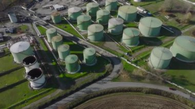 Petrol ürünleri için çelik depolama, depolama ve işleme hizmetlerinin hava görüntüsü.