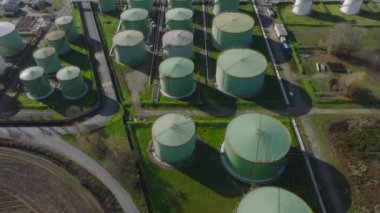 Petrol ürünleri için çelik depolama, depolama ve işleme hizmetlerinin hava görüntüsü.