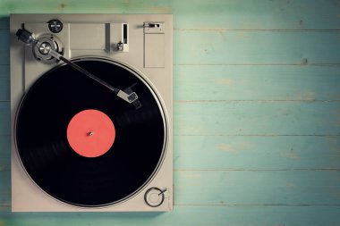 Gramofon kaydı olan bir vinil ahşap masa, üstten görünüm ve kopya alanı fotoğraf desaturate ve eski stil için tonlama bölme.