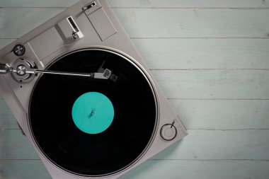 Gramofon kaydı olan bir vinil ahşap masa, üstten görünüm ve kopya alanı fotoğraf desaturate ve eski stil için tonlama bölme.