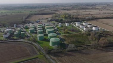 Petrol ürünleri için çelik depolama, depolama ve işleme hizmetlerinin hava görüntüsü.