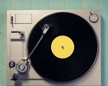 Gramofon kaydı olan bir vinil ahşap masa, üstten görünüm ve kopya alanı fotoğraf desaturate ve eski stil için tonlama bölme.
