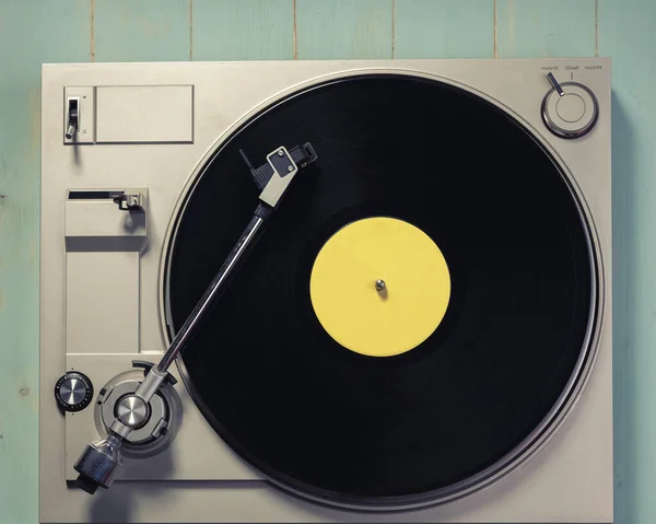 Grammophon Mit Schallplatte Auf Holztisch Aufsicht Und Kopierraum Foto Desaturierung — Stockfoto