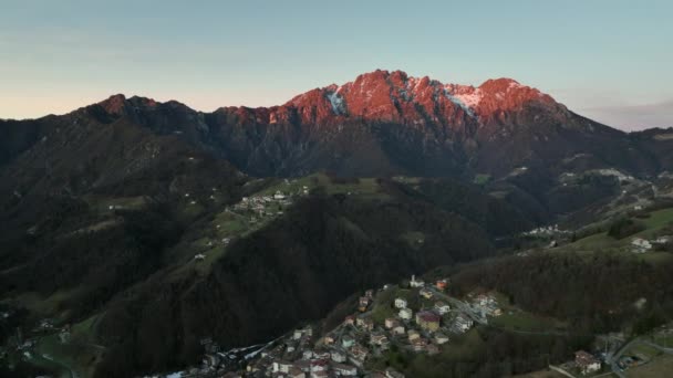 セリアナ渓谷とその山々の美しいパノラマ日の出 オロビーアルプス ベルガモ イタリア — ストック動画