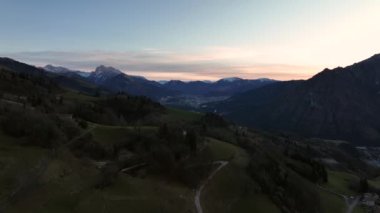 Seriana Vadisi 'nin güzel hava manzarası ve gün doğumunda dağları, Orobie Alpleri, Bergamo, İtalya