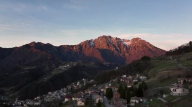 Seriana Vadisi 'nin güzel hava manzarası ve gün doğumunda dağları, Orobie Alpleri, Bergamo, İtalya