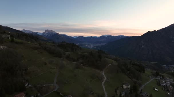 意大利Bergamo Orobie Alps Seriana山谷及其日出山脉美丽的空中景观 — 图库视频影像