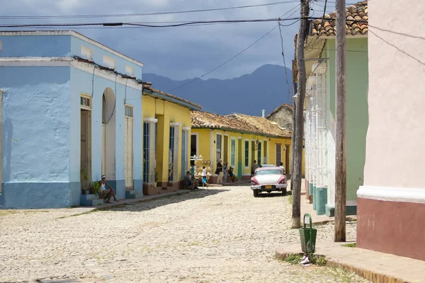 キューバのトリニダードの中心部にカラフルな家がある通りのシーン — ストック写真