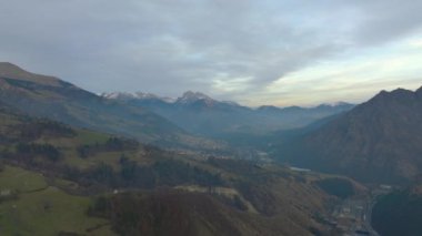 Seriana Vadisi 'nin güzel hava manzarası ve gün doğumunda dağları, Orobie Alpleri, Bergamo, İtalya