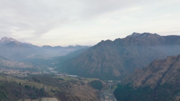 Krásný Letecký Výhled Údolí Seriana Jeho Hory Při Východu Slunce — Stock video