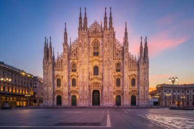 Duomo, Milan Gotik Katedrali, sunrise,Europe.Horizontal fotoğraf ile boşluk.