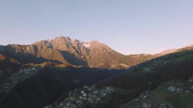 Seriana Vadisi 'nin güzel hava manzarası ve güneşli bir günde dağları, Orobie Alpleri, Bergamo, İtalya