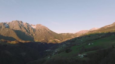 Seriana Vadisi 'nin güzel hava manzarası ve güneşli bir günde dağları, Orobie Alpleri, Bergamo, İtalya