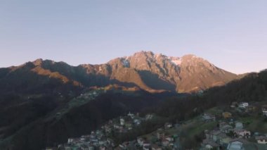Seriana Vadisi 'nin güzel hava manzarası ve güneşli bir günde dağları, Orobie Alpleri, Bergamo, İtalya