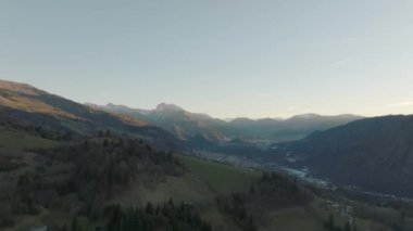 Seriana Vadisi 'nin güzel hava manzarası ve sabah dağları, Orobie Alpleri, Bergamo, İtalya