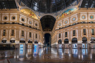 Milano. İtalya-13 Şubat 2022: Galeri Vittorio Emanuele II, İtalya