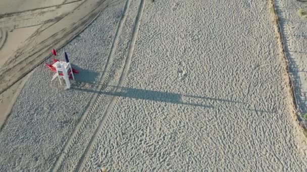 典型的埃米莉亚罗马纳海滨带遮阳伞的沙洲海滩的空中摄影 意大利埃米莉亚罗马纳 亚得里亚海海岸 丽多阿德里亚诺镇 — 图库视频影像