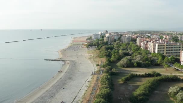 Zdjęcie Lotnicze Piaszczystej Plaży Parasolami Morzem Adriatyckim Typowy Brzeg Emilii — Wideo stockowe