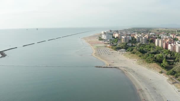 Zdjęcie Lotnicze Piaszczystej Plaży Parasolami Morzem Adriatyckim Typowy Brzeg Emilii — Wideo stockowe