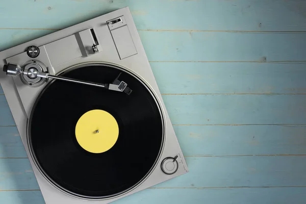 Gramofon Bakelitlemezzel Rusztikus Asztalon Felülnézetből Másolótérrel — Stock Fotó