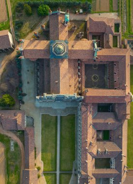 14. yüzyılın sonlarında inşa edilen Certosa di Pavia 'nın kuşları, Pavia, Lombardia, İtalya' daki manastır ve manastır manzarası.