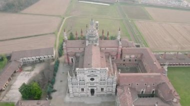 14. yüzyılın sonlarında inşa edilen Certosa di Pavia 'nın hava manzarası, Pavia, Lombardia, İtalya' da bulunan manastır ve manastır manastırı.