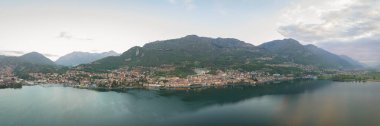 Gün doğumunda Iseo Gölü 'nün havadan görünüşü, İtalya' nın Bergamo Gölü boyunca uzanan tüm aşk şehrinin manzarası..