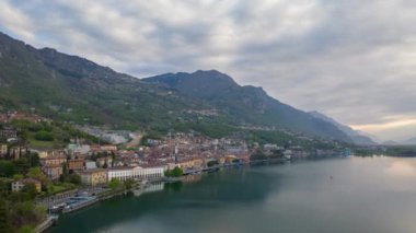 Sabah Iseo Gölü ve Lovere Şehri 'nin havadan görüntüsü, İHA, Lovere, İtalya