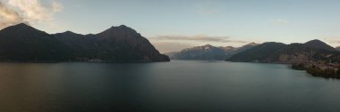 Iseo Gölü 'nün ve dağların arka planının havadan görünüşü, güneşin doğuşundaki göl manzarası, Bergamo İtalya.
