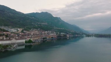 Gün doğumunda Iseo Gölü 'nün Aeriel manzarası solda, göl boyunca uzanan aşk şehri, Bergamo İtalya..