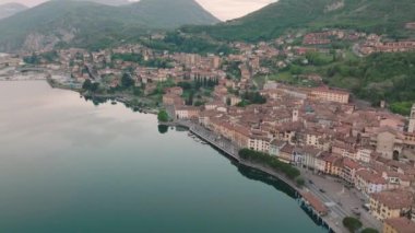 Gün doğumunda Iseo Gölü 'nün Aeriel manzarası, sağ tarafta göl boyunca uzanan aşk şehri, Bergamo İtalya..
