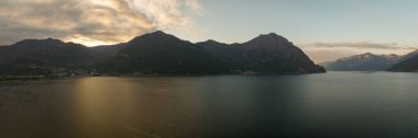 Iseo Gölü 'nün ve dağların arka planının havadan görünüşü, güneşin doğuşundaki göl manzarası, Bergamo İtalya.