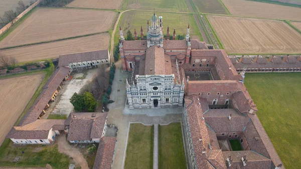 14. yüzyılın sonlarında inşa edilen Certosa di Pavia 'nın hava manzarası, Pavia, Lombardia, İtalya' da bulunan manastır ve manastır manastırı.