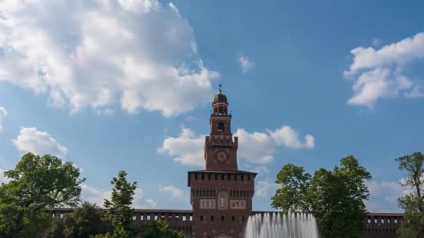イタリア 2022年5月2日 スフォルツァ城の時間経過 ミラノ ロンバルディ イタリアと晴れた日に時計の背景を持つ大きな噴水と塔の素晴らしい景色 — ストック動画