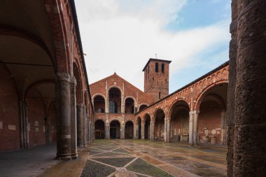 Saint Ambrogio kilise tuğlası bina çan kuleleri, avlu, kemerler, Milan, Lombardy, İtalya