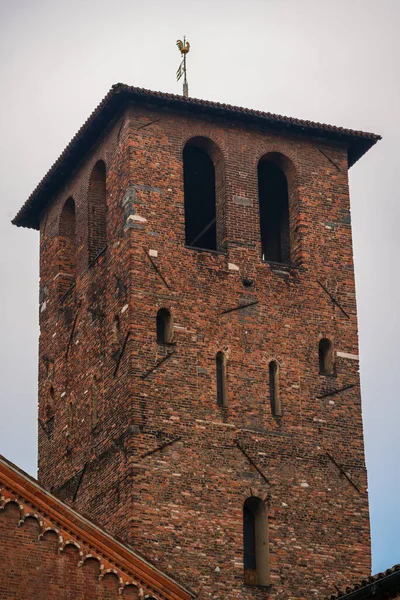 Saint Ambrogio Kerk Details Rode Bakstenen Toren Van Dichtbij Blauwe — Stockfoto