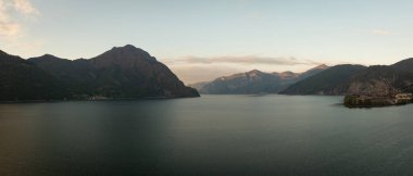 Iseo Gölü 'nün ve dağların arka planının havadan görünüşü, güneşin doğuşundaki göl manzarası, Bergamo İtalya.