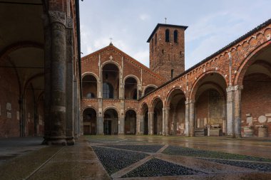Saint Ambrogio kilise tuğlası bina çan kuleleri, avlu, bulutlu günde kemerler, Milan, Lombardy, İtalya