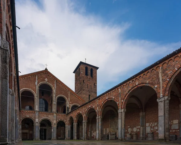 Clădire Din Cărămidă Bisericească Saint Ambrogio Turnuri Clopotniță Curte Arcade — Fotografie, imagine de stoc